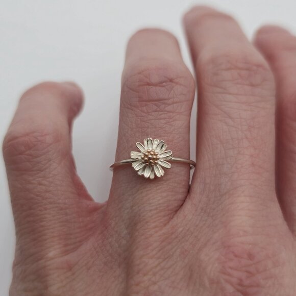 Size 8 Sterling Silver Cute Daisy Flower Ring A2418 - Picture 2 of 7